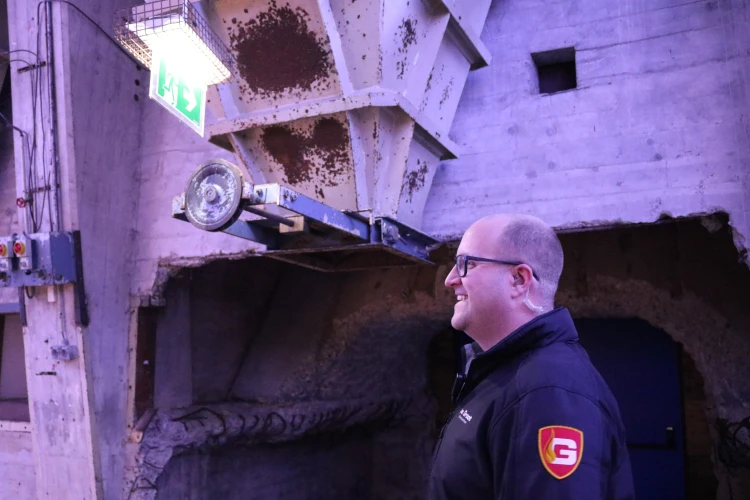 Een medewerker die lachend kijkt naar een besloten ruimte
